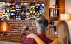 Executivos da DoubleVerify apontam tendências de consumo de CTV para 2025 (Crédito: Prostock Studio / Shutterstock)