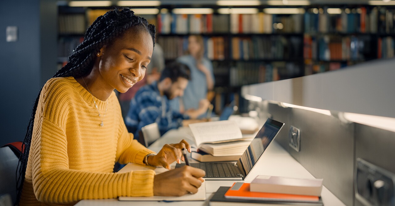 Folha de S.Paulo oferecerá conteúdo gratuito para ajudar estudantes a ingressar no ensino superior (Crédito: Gorodenkoff/Shutterstock)