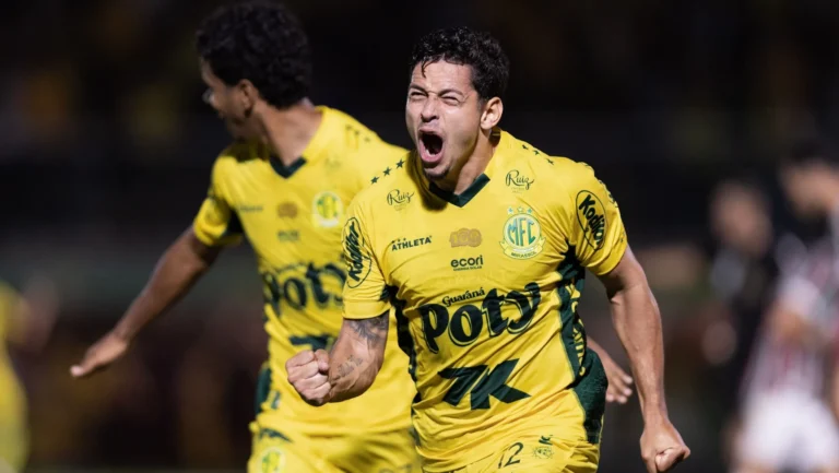 Conceito de gestão esportiva eficiente mostrando estádio de futebol moderno projetado sobre uma planta de negócios e gráficos financeiros.