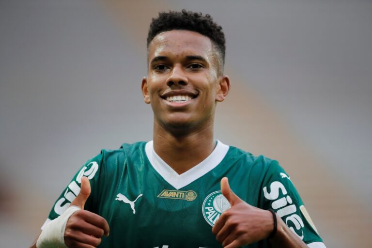 Conceito de valuation esportivo mostrando jogador de futebol da base se transformando em barras de ouro e gráficos de alta.